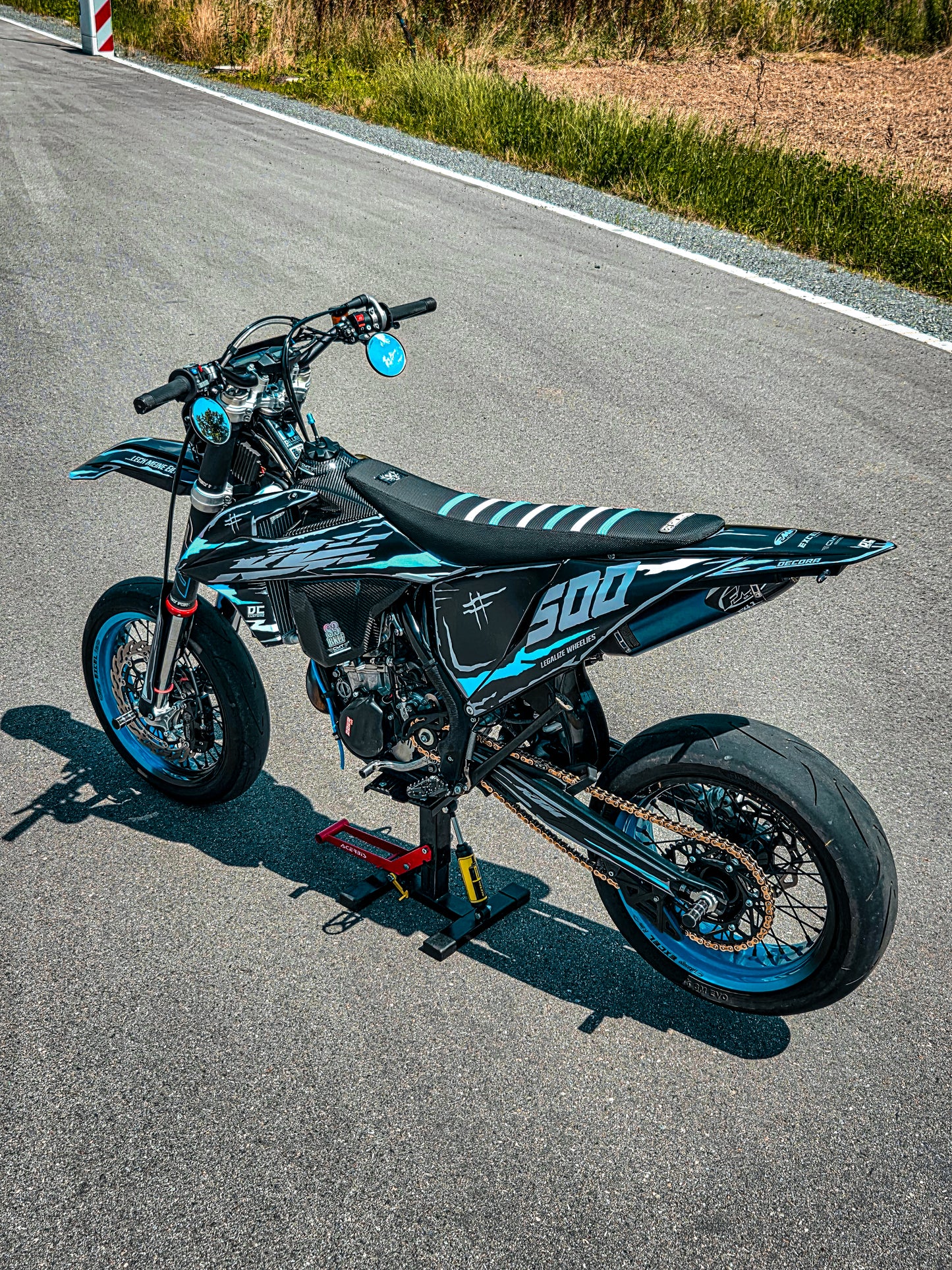 FULL CUSTOM GRAPHICS