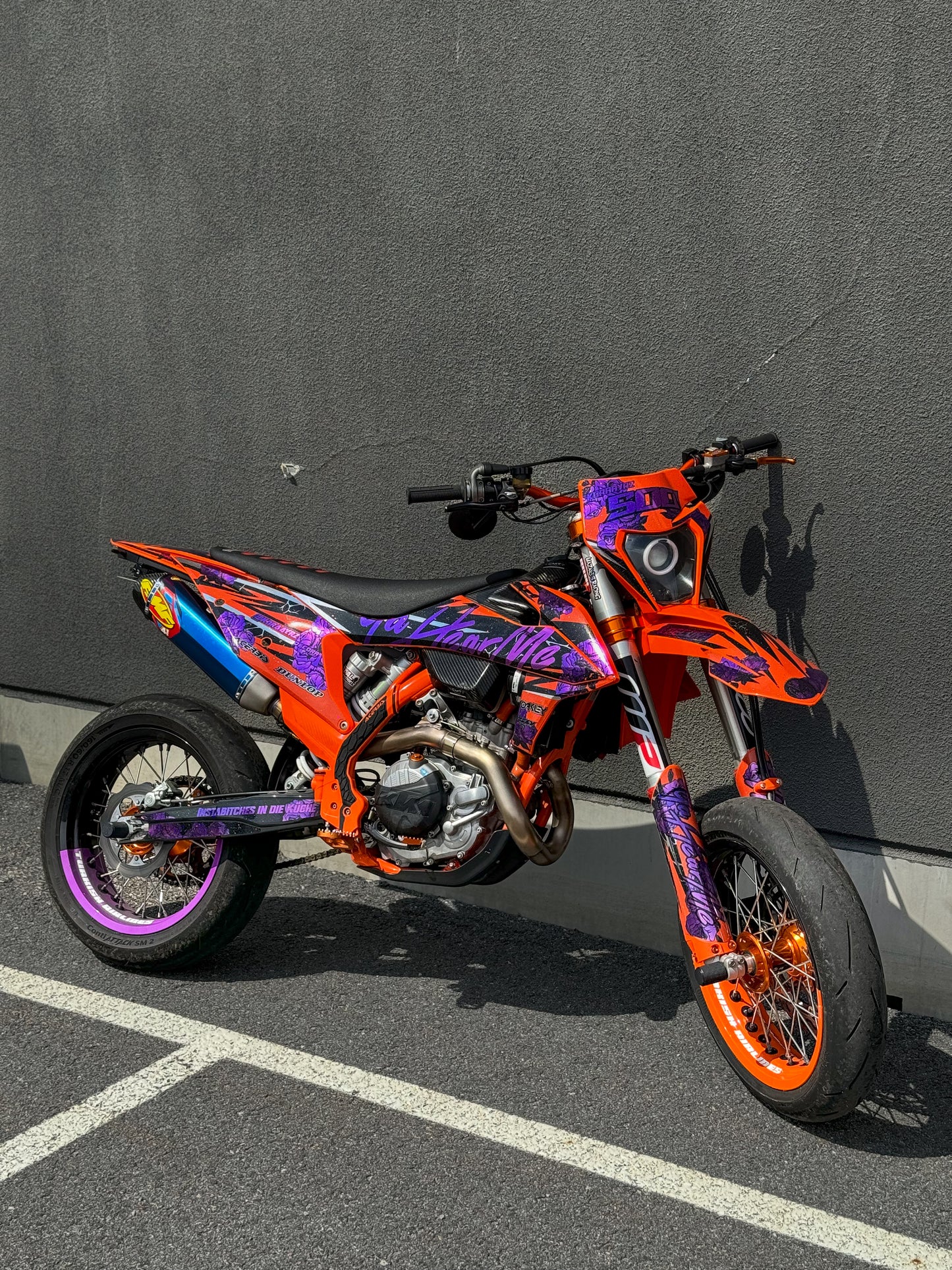 FULL CUSTOM GRAPHICS