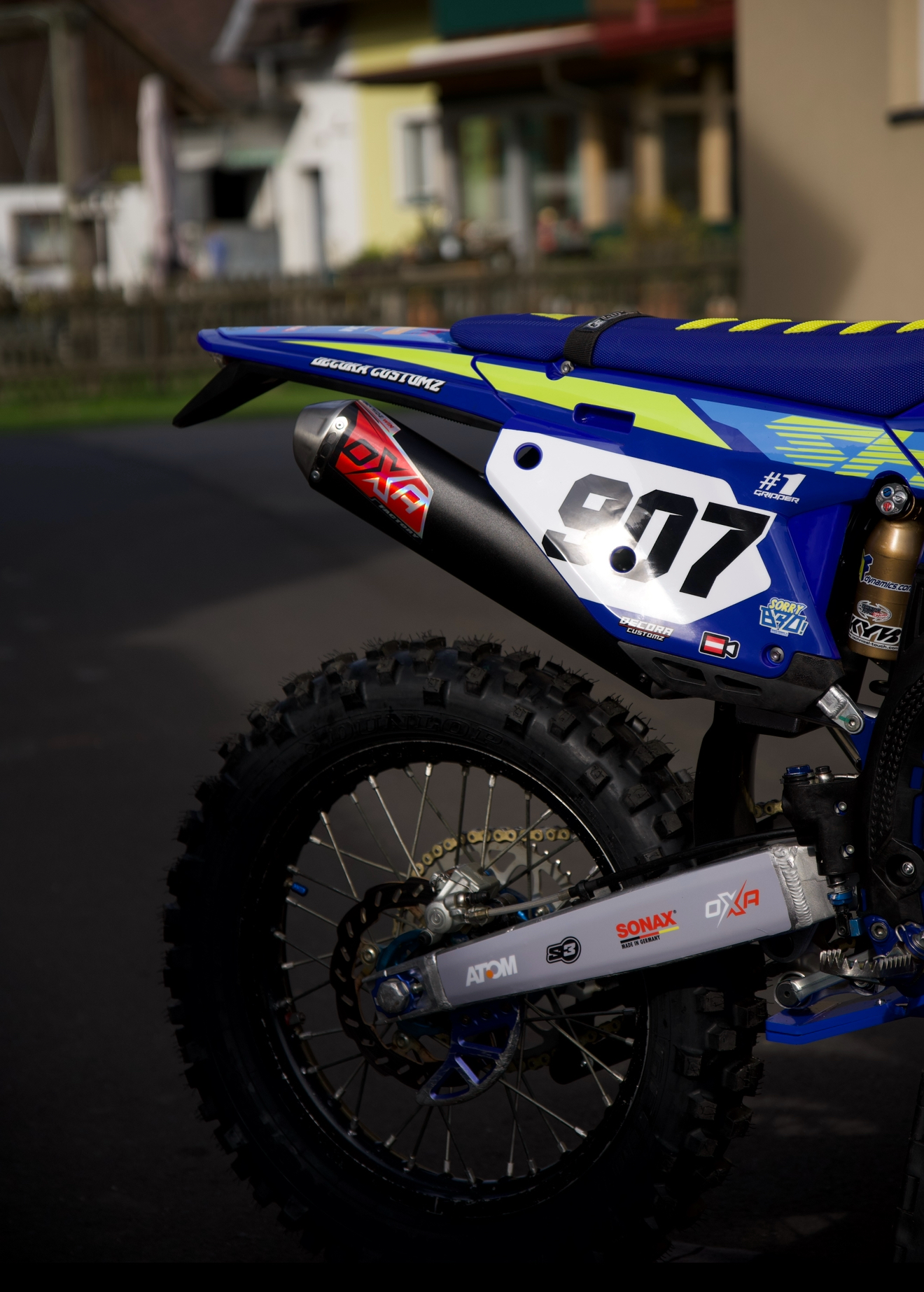 FULL CUSTOM GRAPHICS