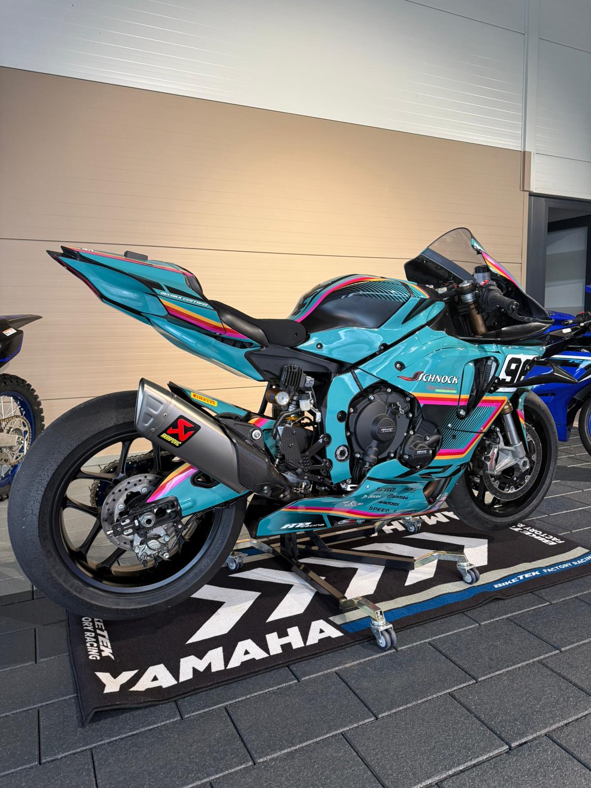 FULL CUSTOM GRAPHICS
